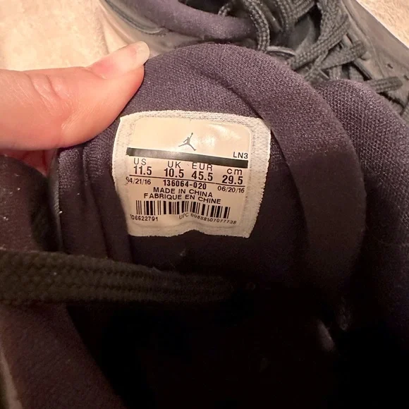 Air Jordan Retro Hightop - Picture 2 of 3